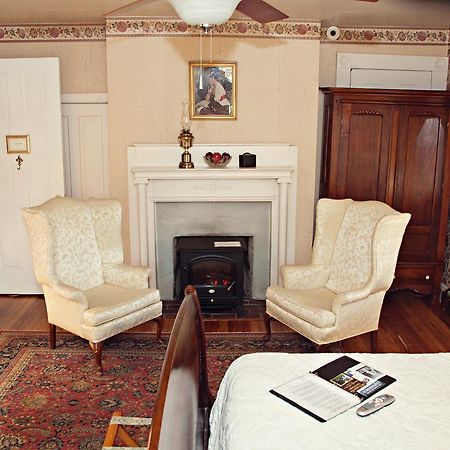 The Carriage Inn Bed And Breakfast 찰스 타운 외부 사진
