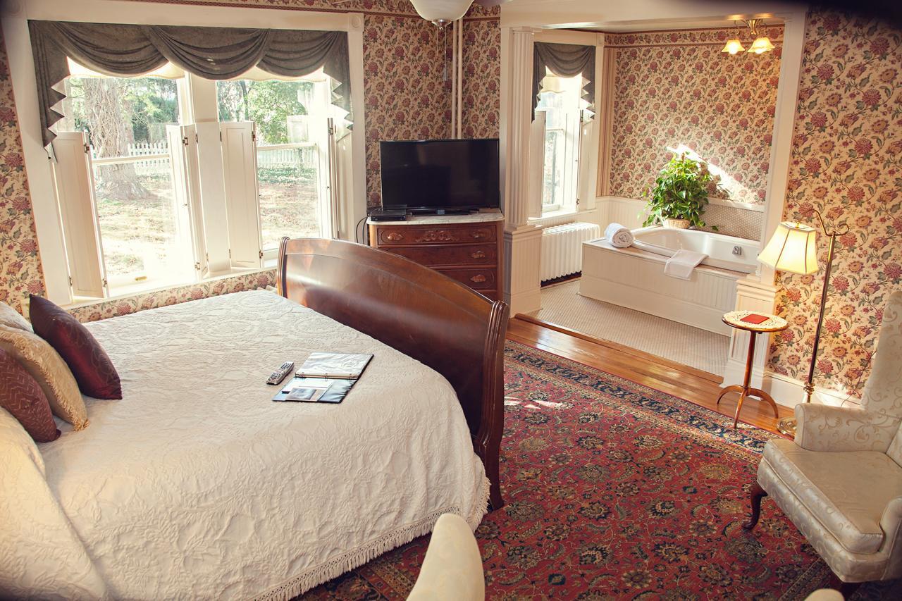 The Carriage Inn Bed And Breakfast 찰스 타운 외부 사진