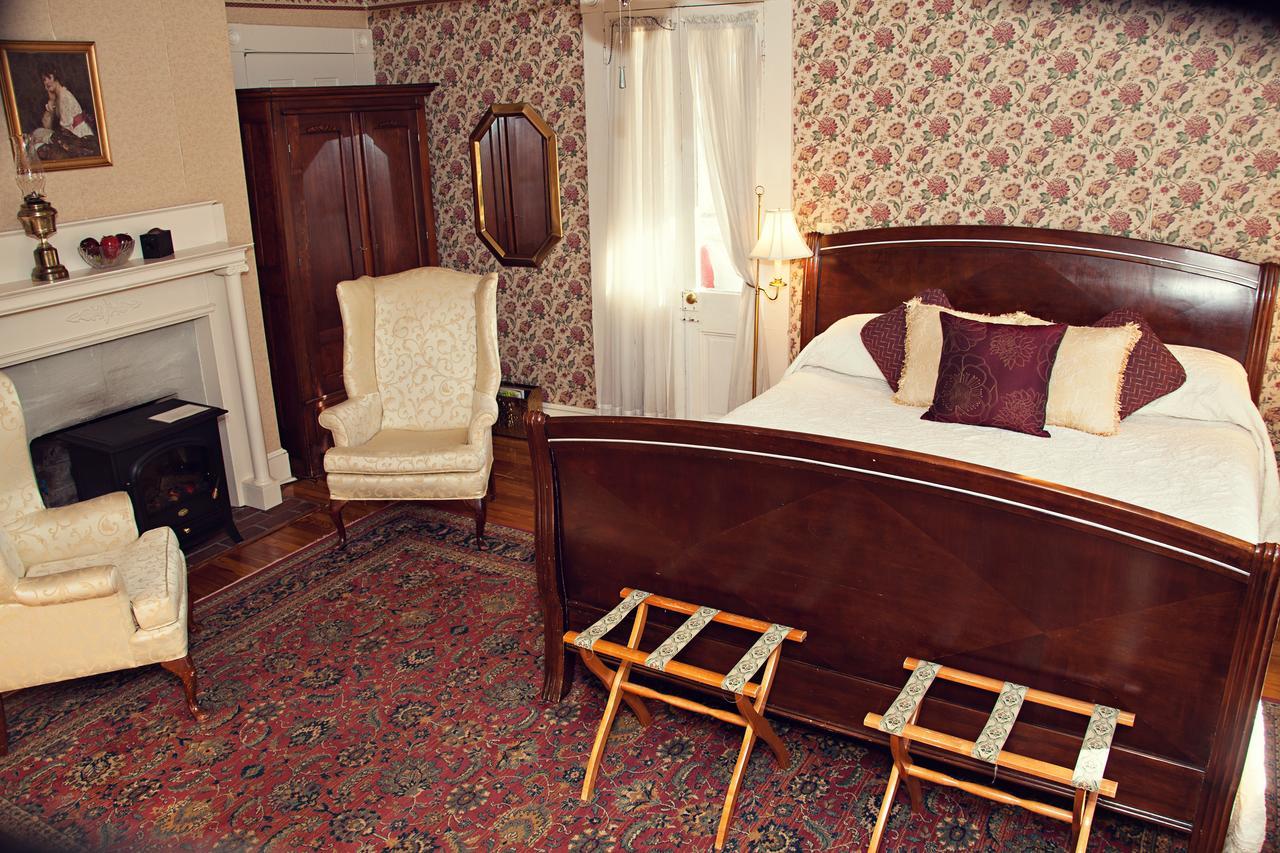 The Carriage Inn Bed And Breakfast 찰스 타운 외부 사진