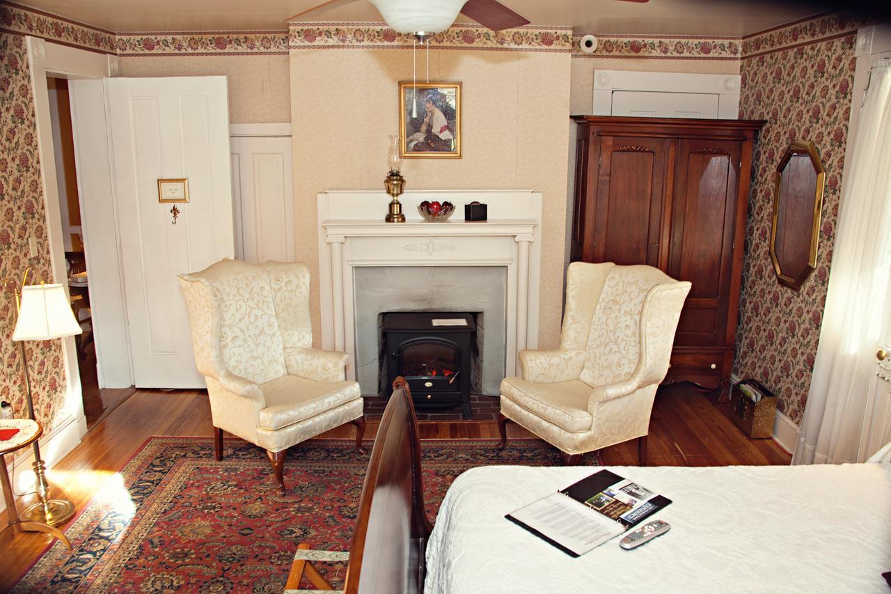 The Carriage Inn Bed And Breakfast 찰스 타운 외부 사진