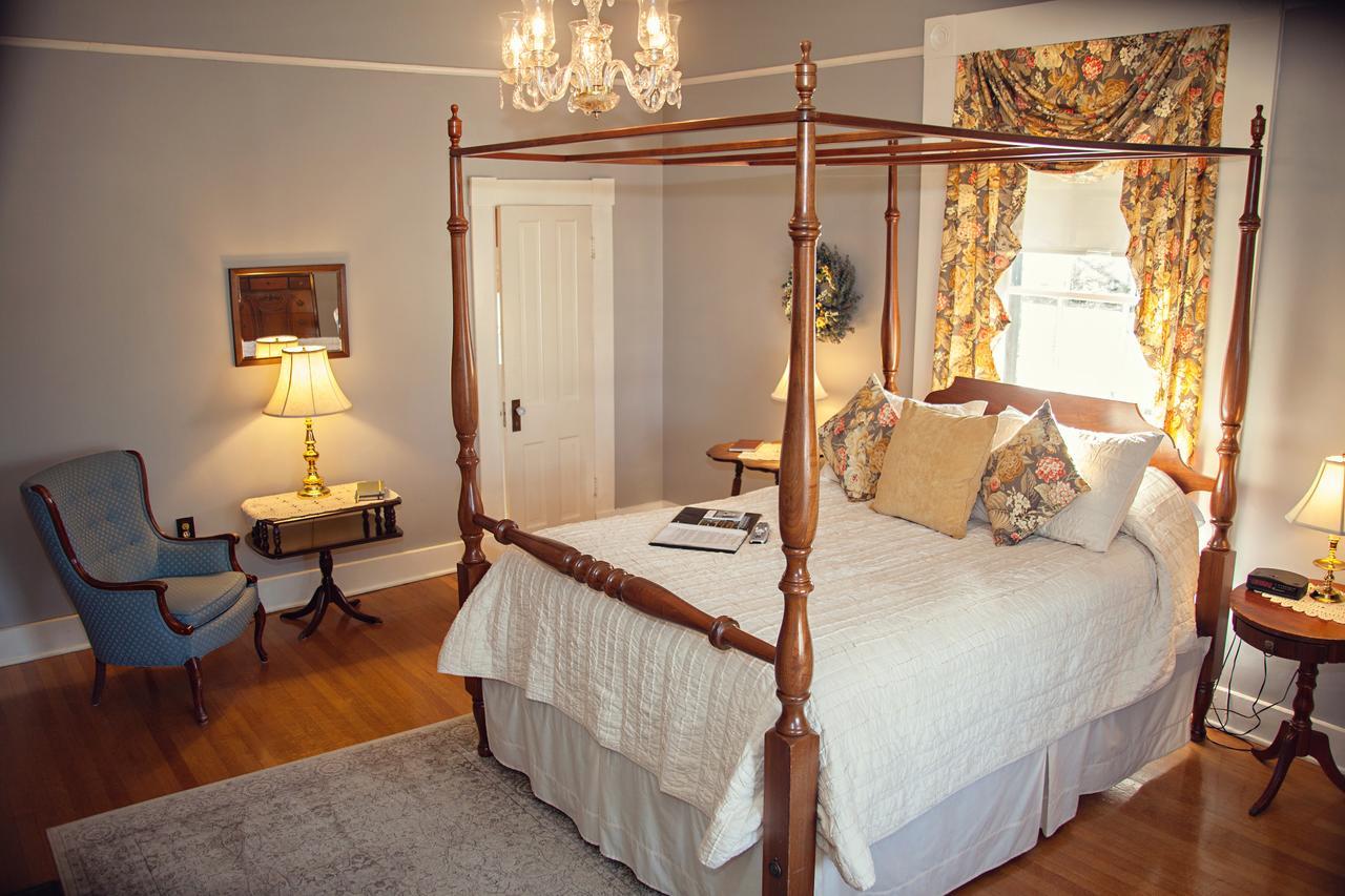 The Carriage Inn Bed And Breakfast 찰스 타운 외부 사진