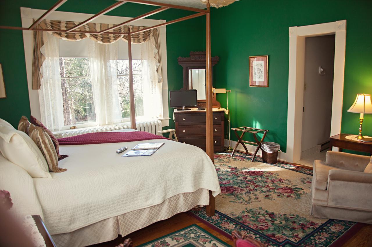 The Carriage Inn Bed And Breakfast 찰스 타운 외부 사진