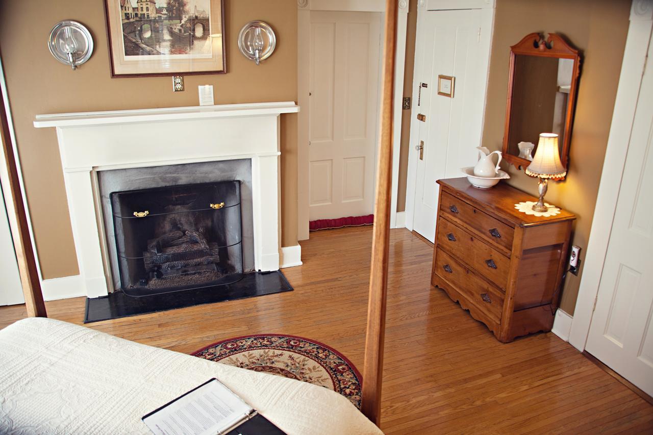 The Carriage Inn Bed And Breakfast 찰스 타운 객실 사진
