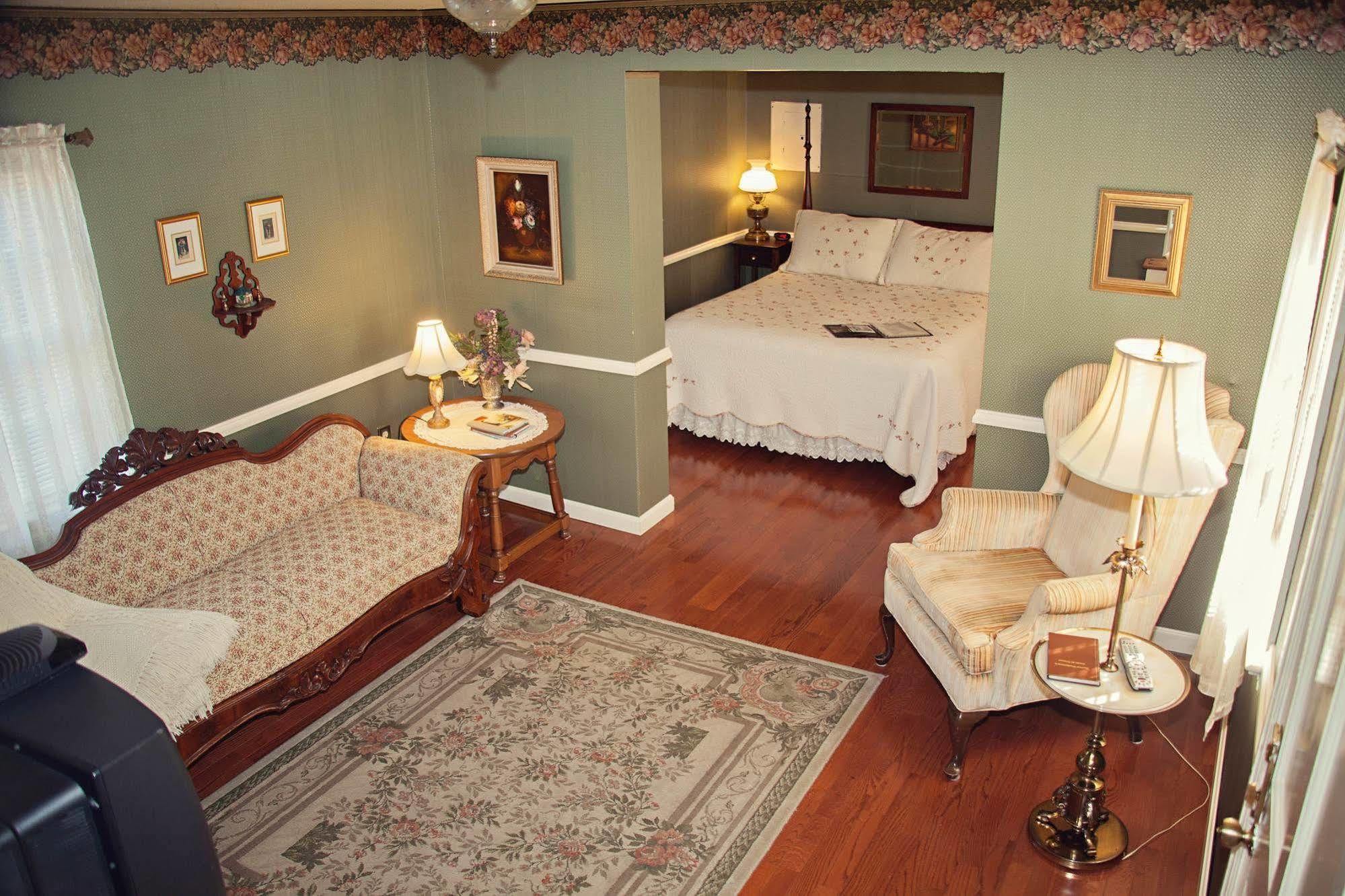 The Carriage Inn Bed And Breakfast 찰스 타운 외부 사진