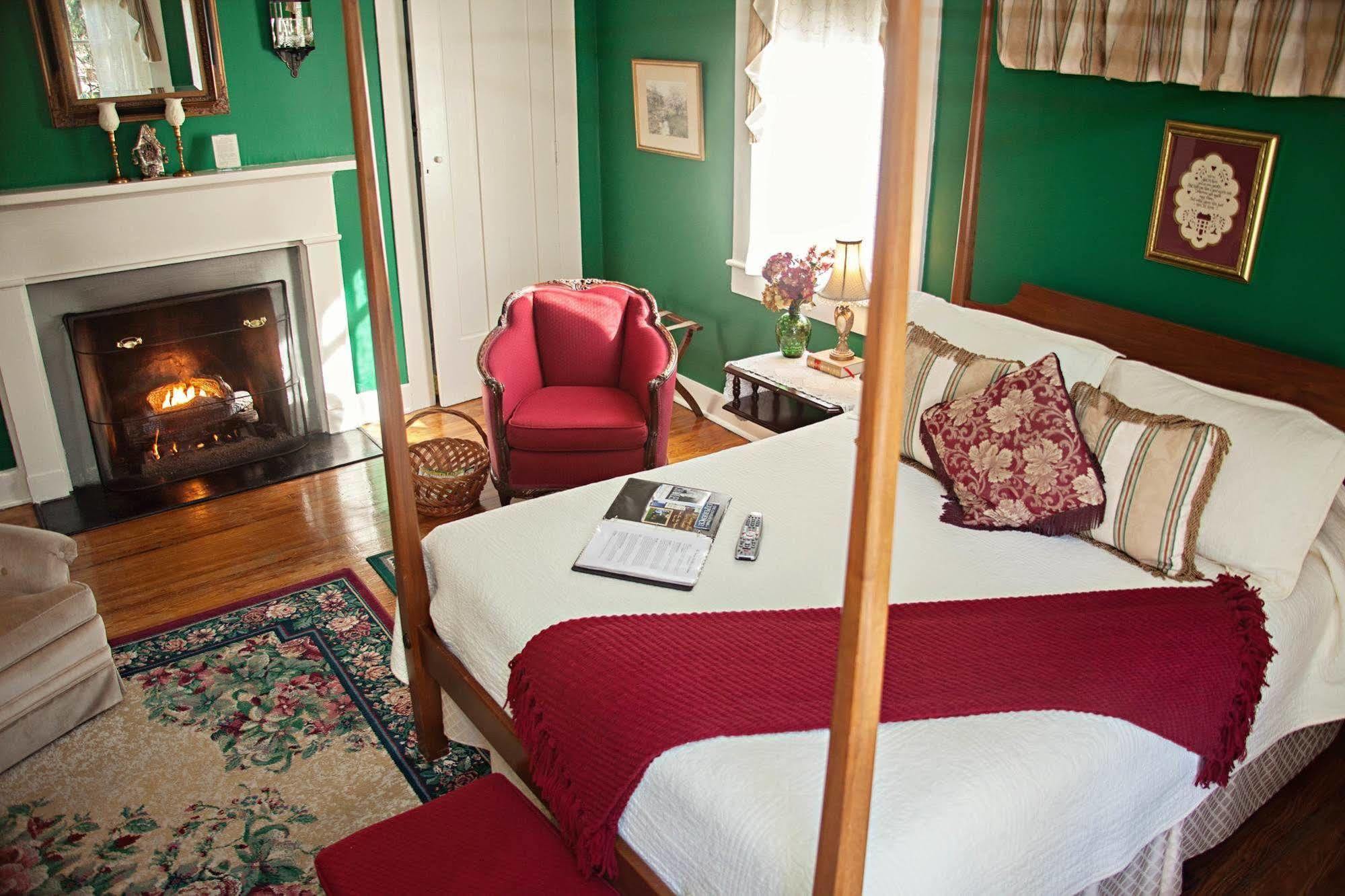 The Carriage Inn Bed And Breakfast 찰스 타운 외부 사진