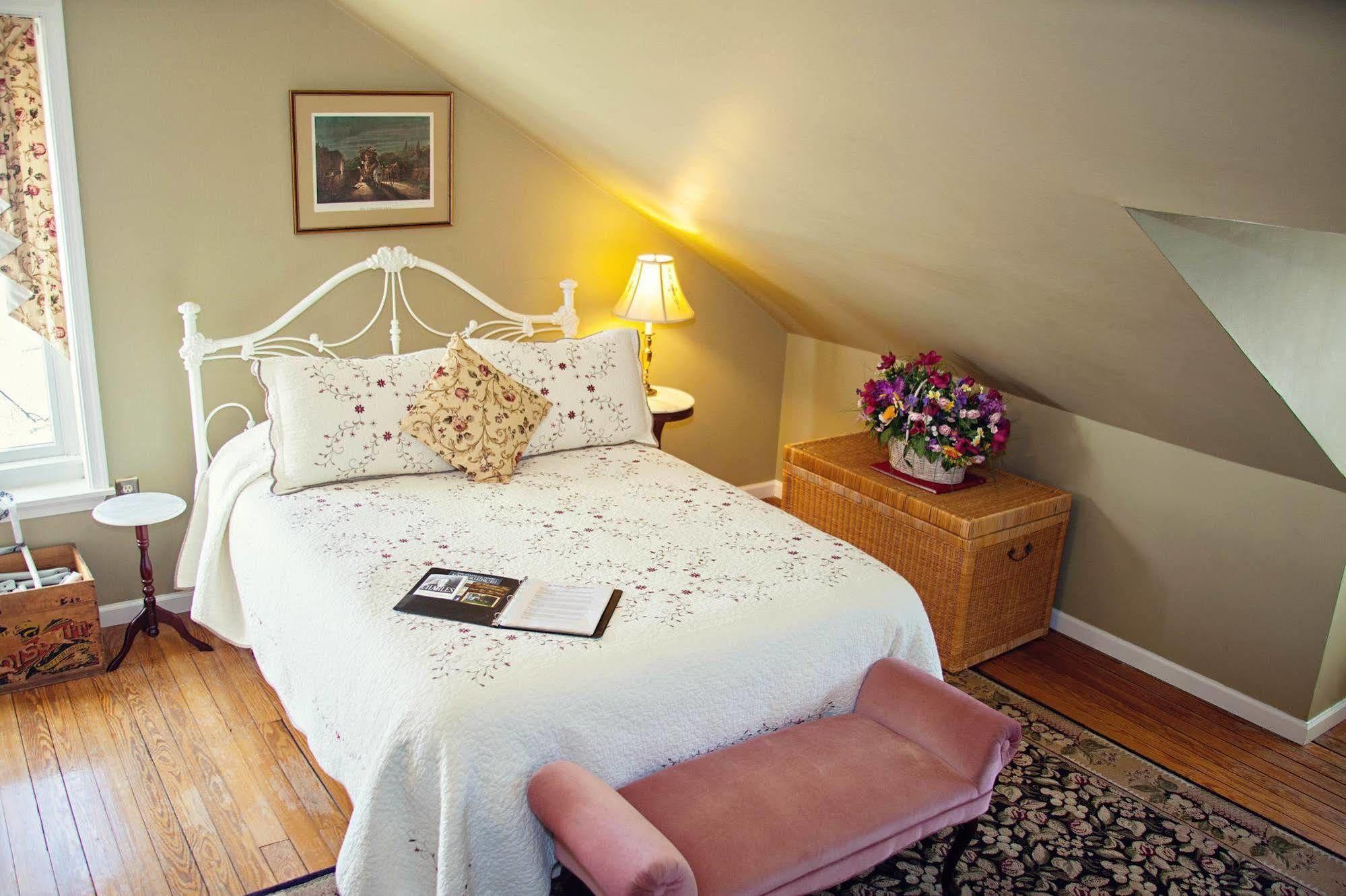 The Carriage Inn Bed And Breakfast 찰스 타운 외부 사진