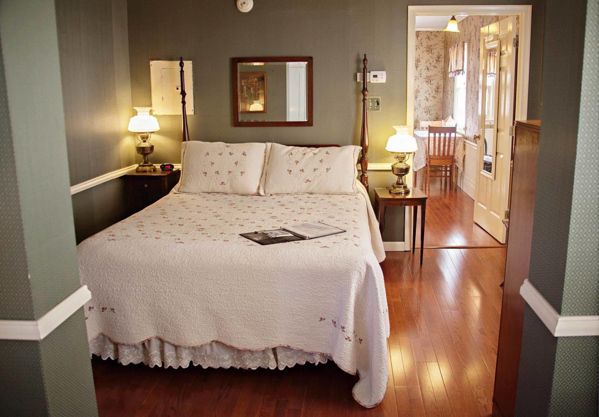 The Carriage Inn Bed And Breakfast 찰스 타운 외부 사진