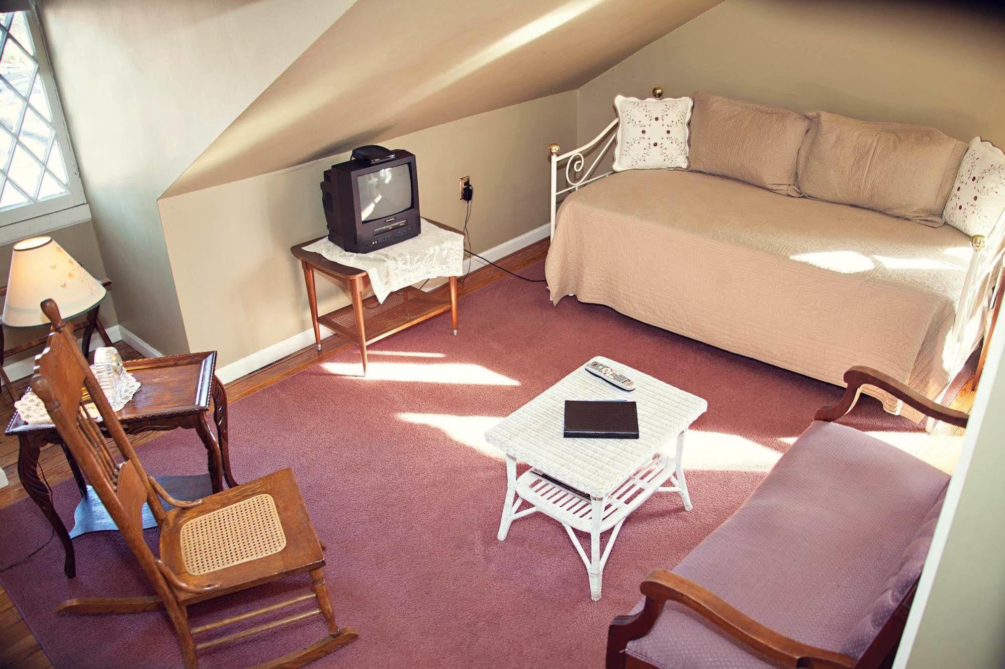 The Carriage Inn Bed And Breakfast 찰스 타운 외부 사진