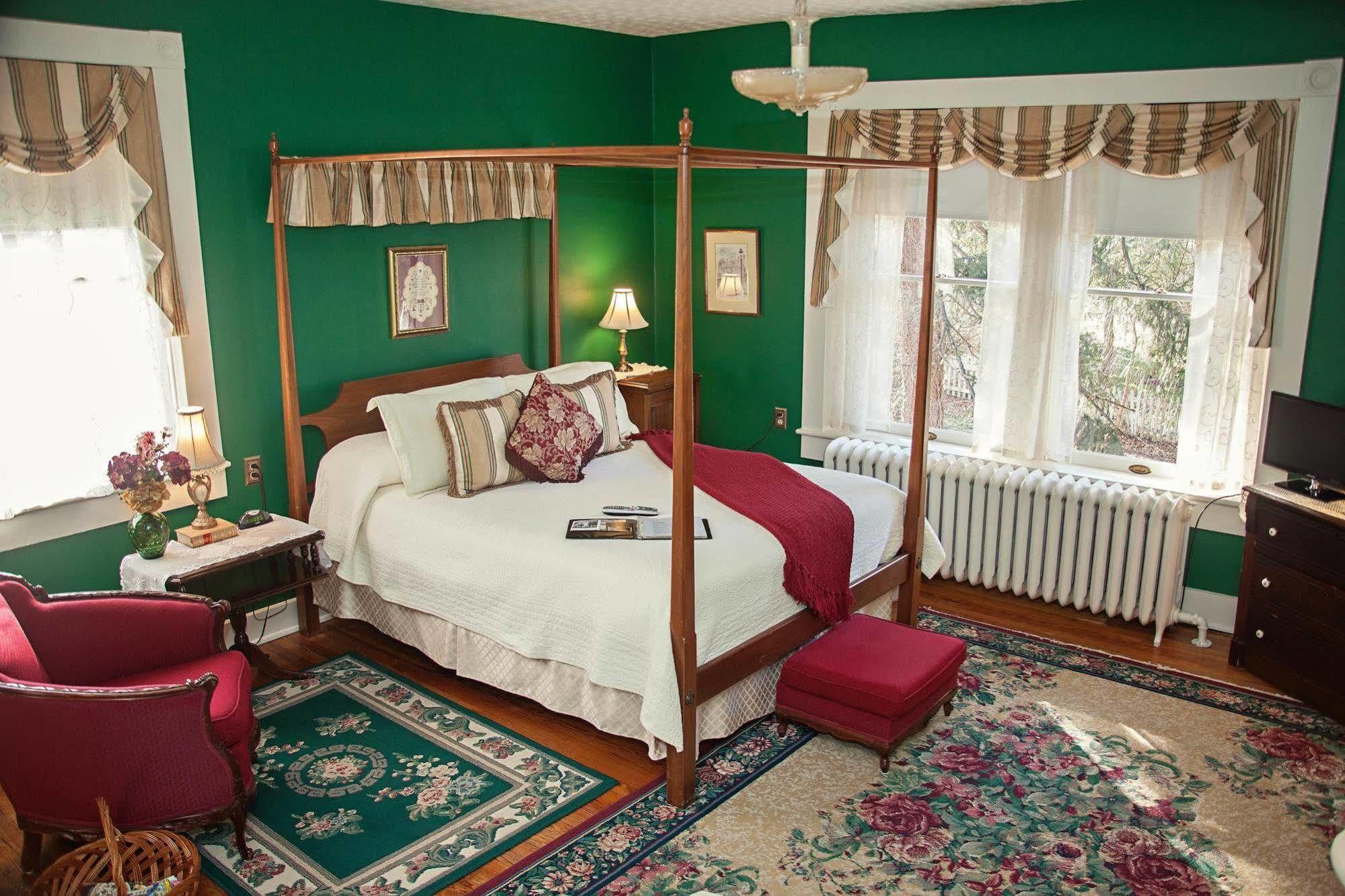 The Carriage Inn Bed And Breakfast 찰스 타운 외부 사진