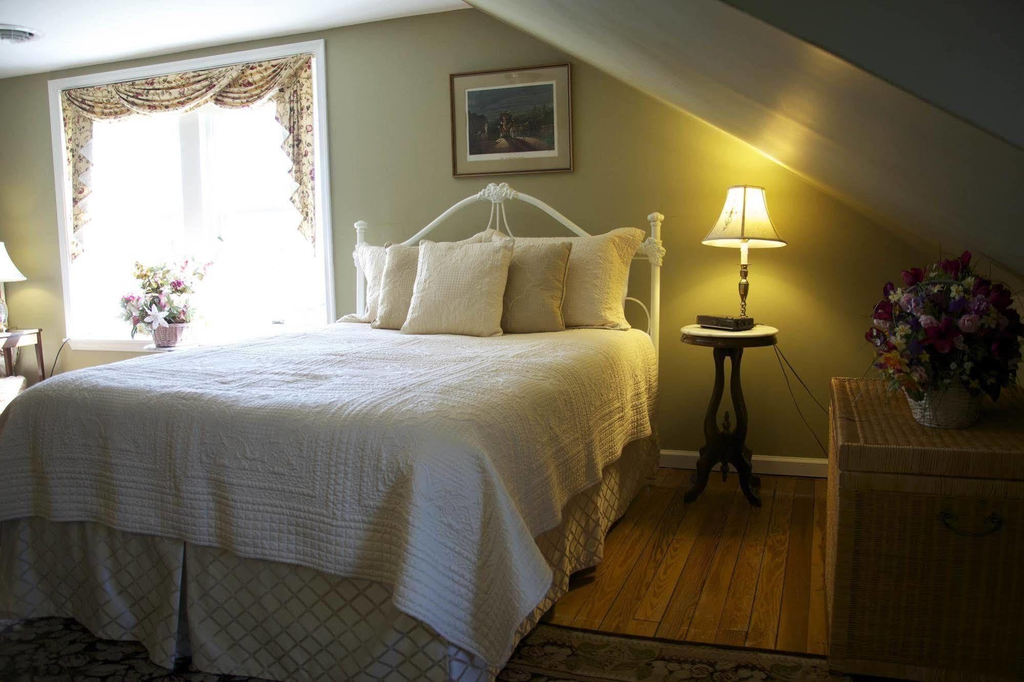 The Carriage Inn Bed And Breakfast 찰스 타운 외부 사진